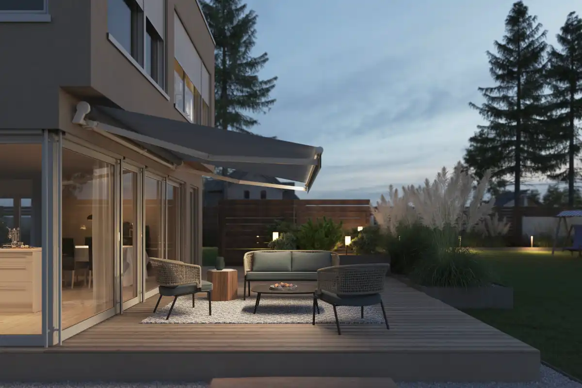 Moderne Terrasse mit Gelenkarmmarkise und LED Beleuchtung