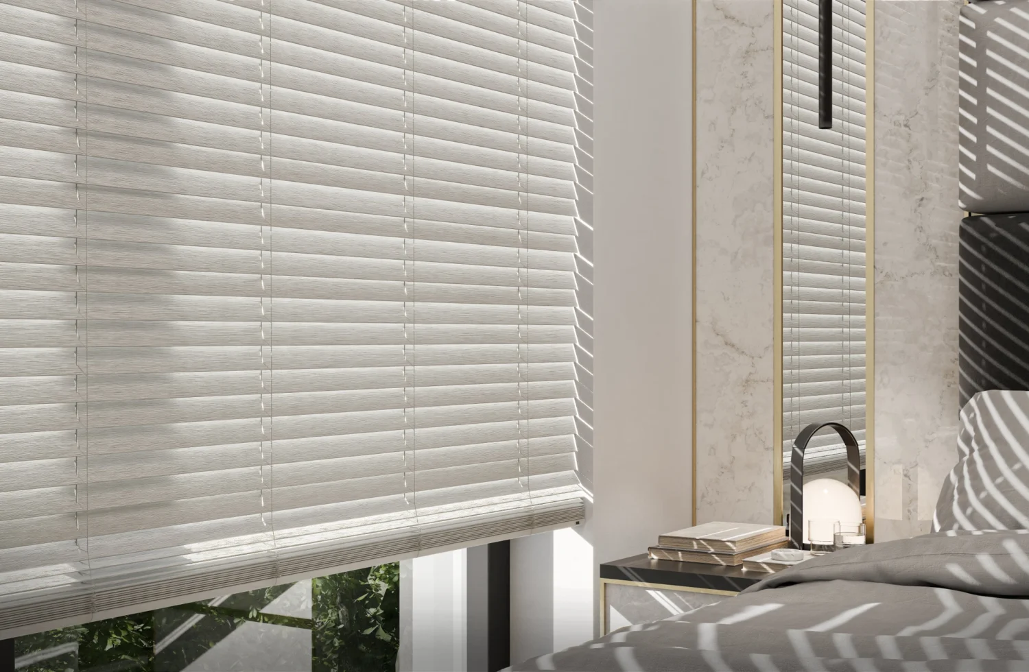 Helles Schlafzimmer mit weißer Holz- und Bambus-Jalousien mit leichter Holzmaserung