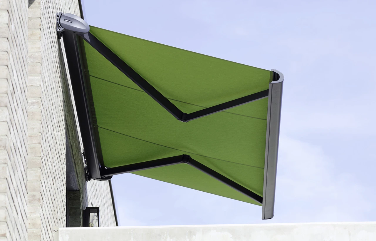 Grüne Markise an moderner Hauswand