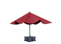 Roter Sonnenschirm mit stabilem Steinfuß