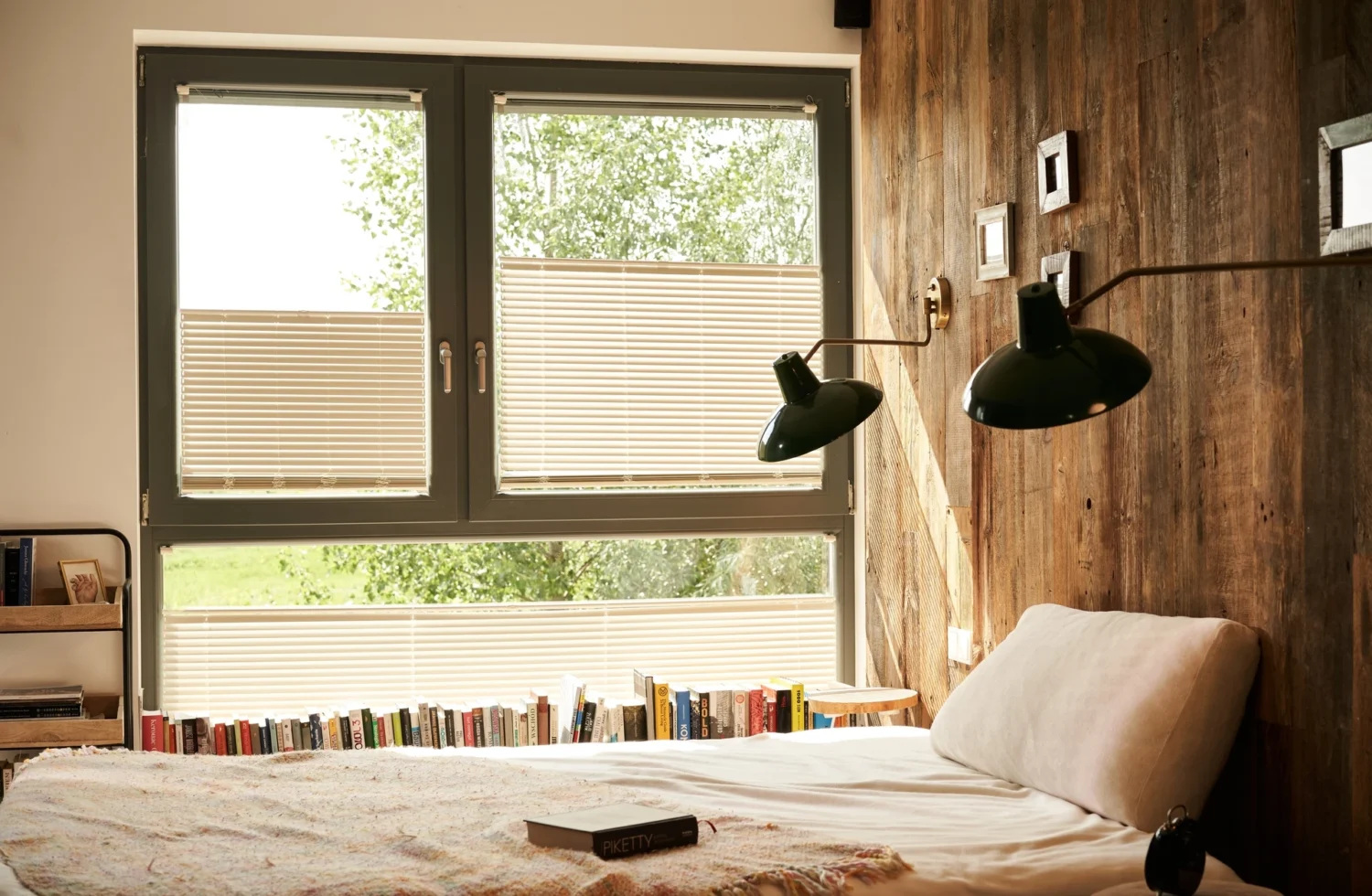 Gemütliches Schlafzimmer mit Holzwand und zwei grünen Wandlampen