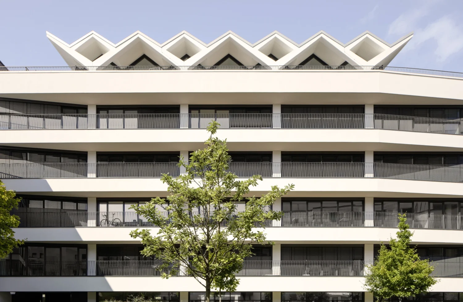 Moderne Architektur eines Bürogebäudes mit charakteristischem Zickzack-Dach