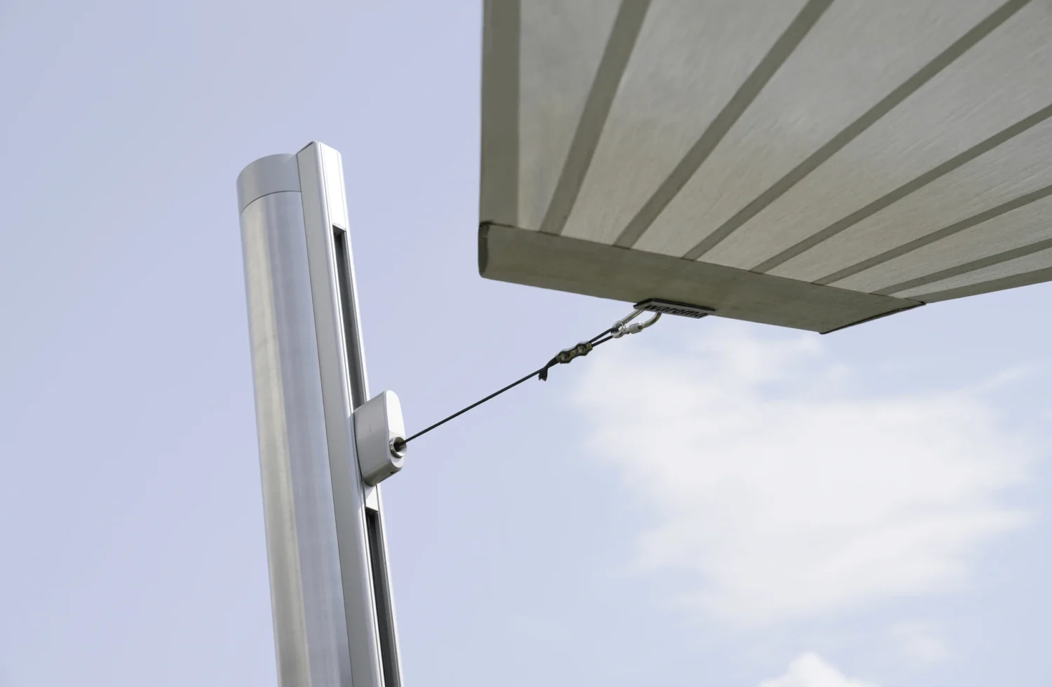 Detailaufnahme eines Sonnensegel-Befestigungssystems