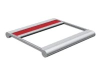 Rote teilgeöffnete Wintergarten-Markise mit silbernem Rahmen und rundem Kasten