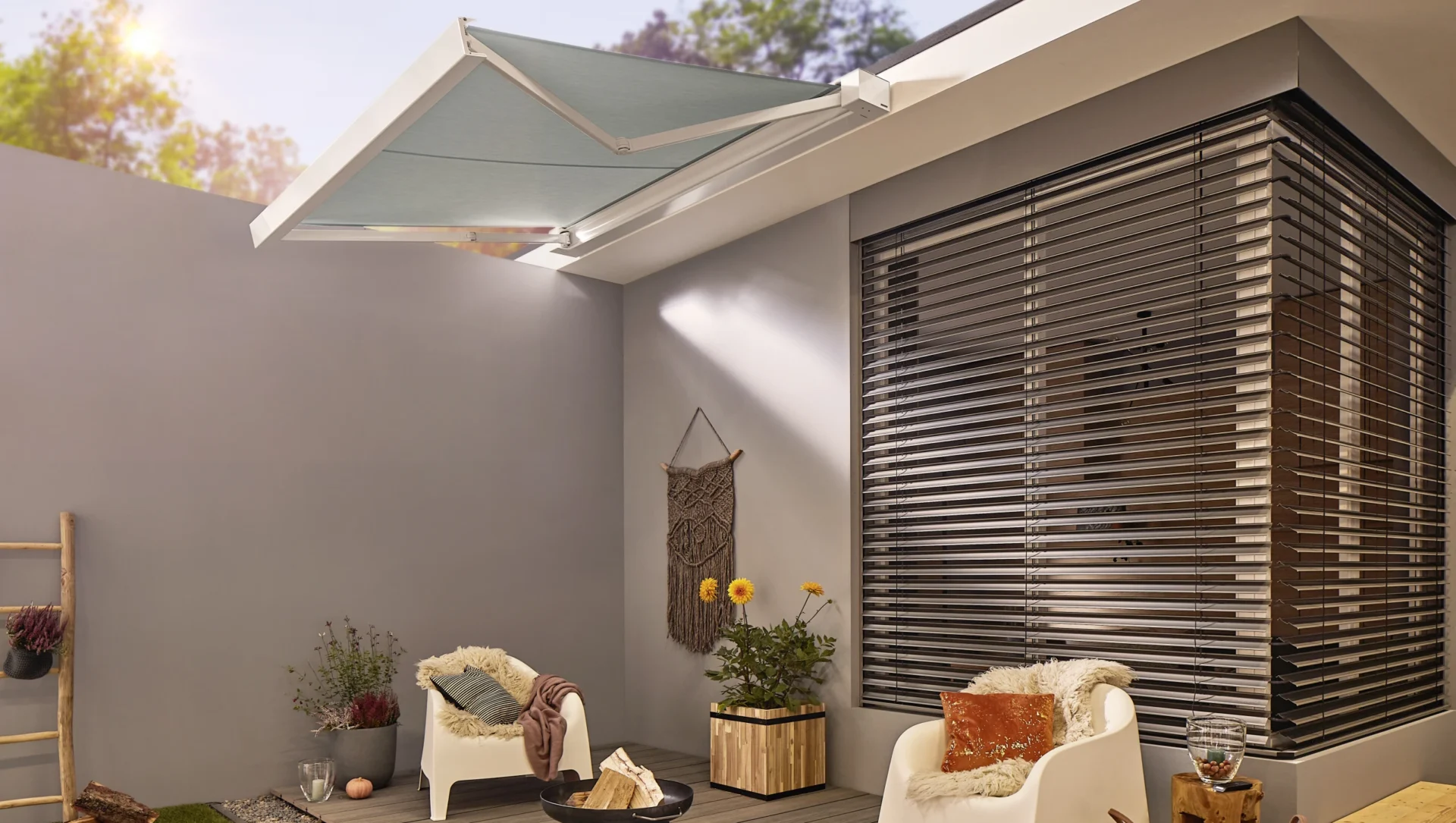 Moderne Terrasse mit Sonnenschutz und gemütlichen Stühlen