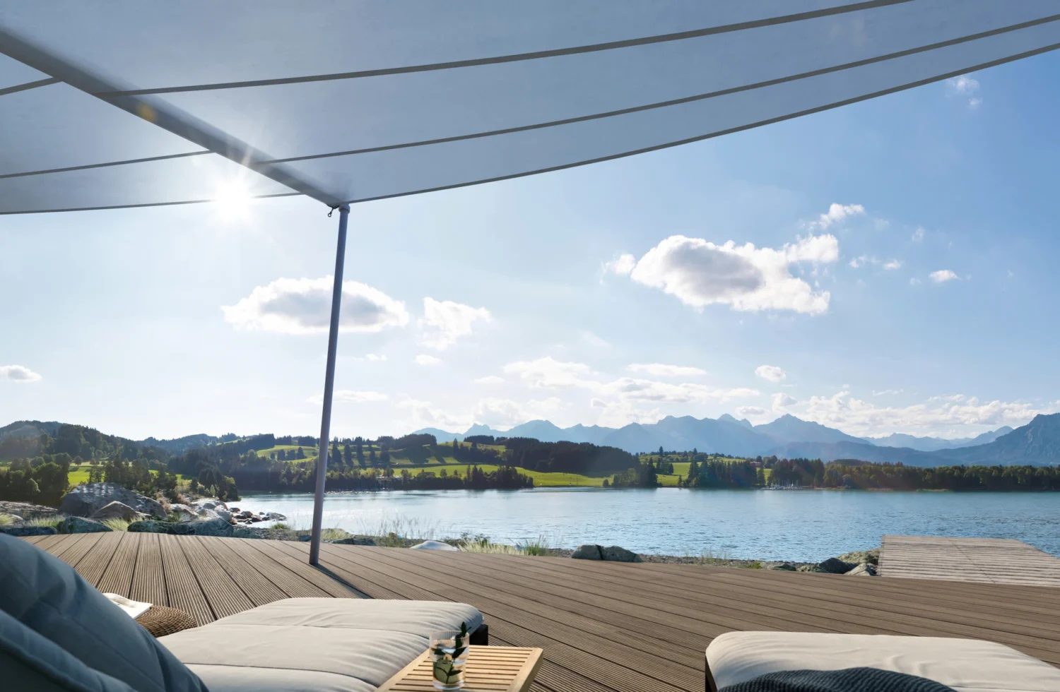 Entspannende Seelandschaft mit Sonnensegel und Liege