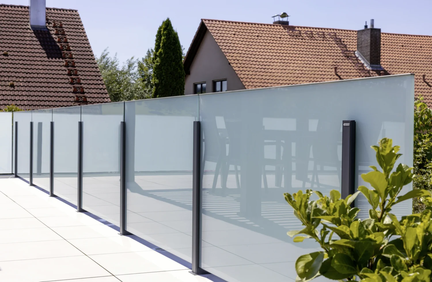 Moderne Glasbalustrade auf einer Terrasse