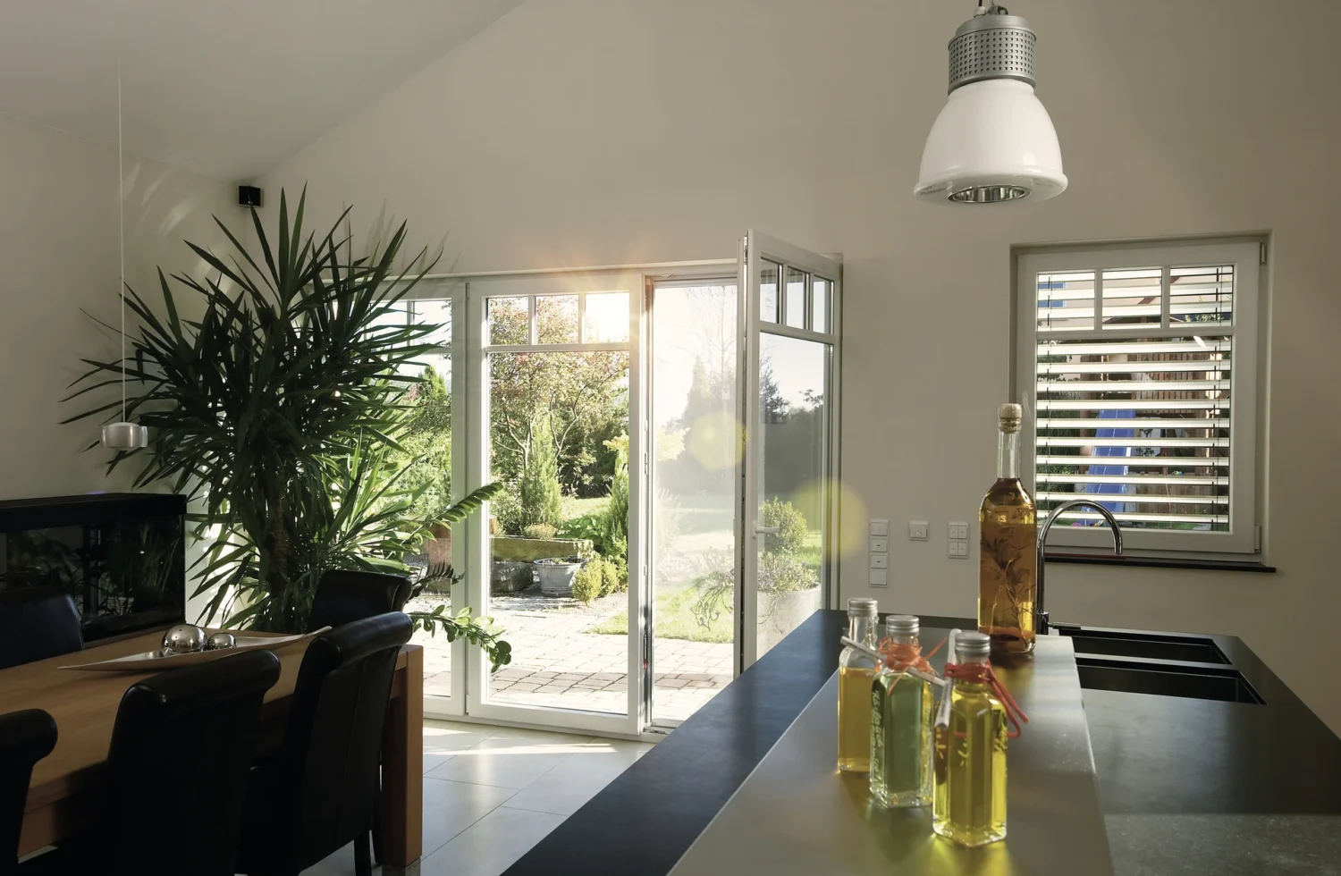 Helles Wohnzimmer mit offenem Zugang zum Garten und modernen Einrichtungsdetails