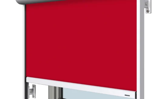 Rollo mit rotem Stoff und moderner Halterung für Fenster
