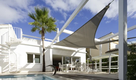 Moderne Villa mit Pool und Sonnensegel