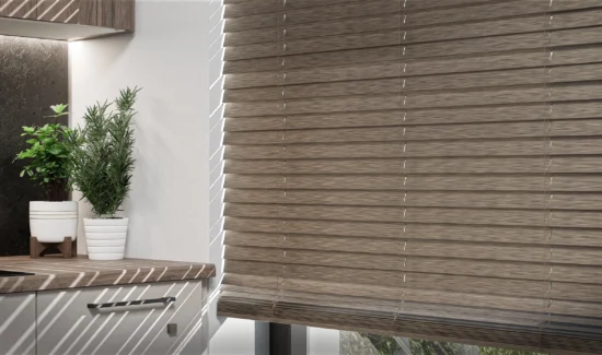 Nahaufnahme von modernen Holzjalousien am Fenster