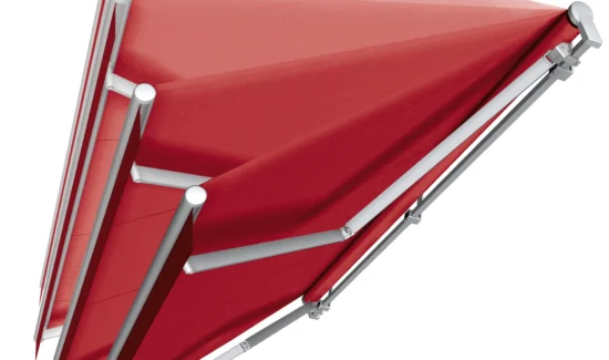 Rote Markise ausgefahren von oben