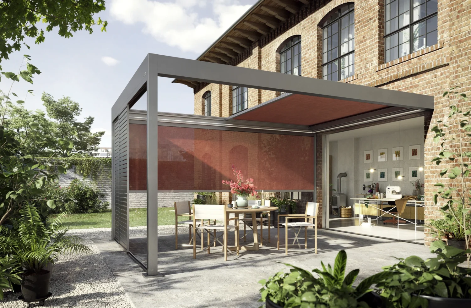 Moderne Terrasse mit Sonnenschutz und stilvoller Einrichtung vor einem Backsteingebäude