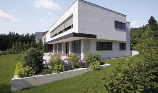 Modernes Einfamilienhaus mit Garten und Terrasse